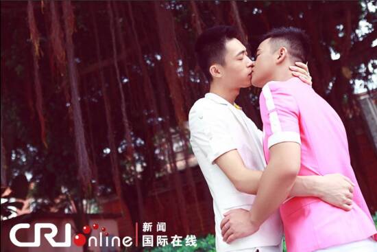 福建首对男同拍婚纱照 国庆节将办婚礼