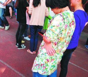 重庆：家长欲花40万为全校学生换成非智能手机