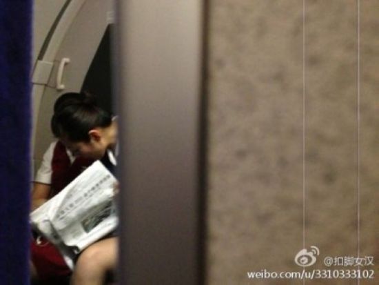 空姐飞行中玩手机被停飞 网友称其拿命开玩笑