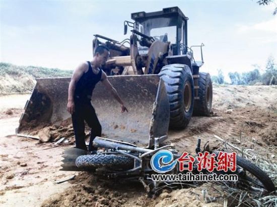 司机离奇死于自己铲车下 警方排除他杀