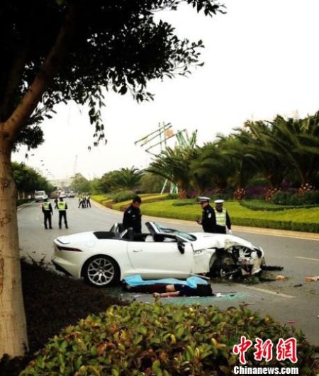 豪车在市区飙车撞上绿化带 司机当场死亡