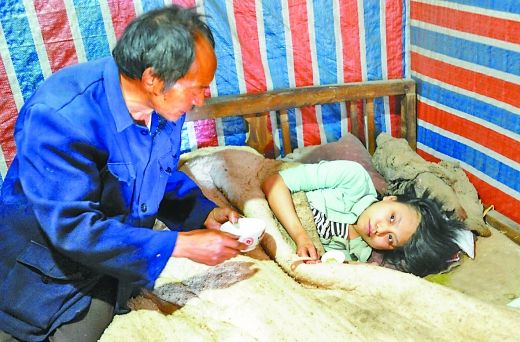 少女瘫痪在床4年 对养父说我死了你才能享福