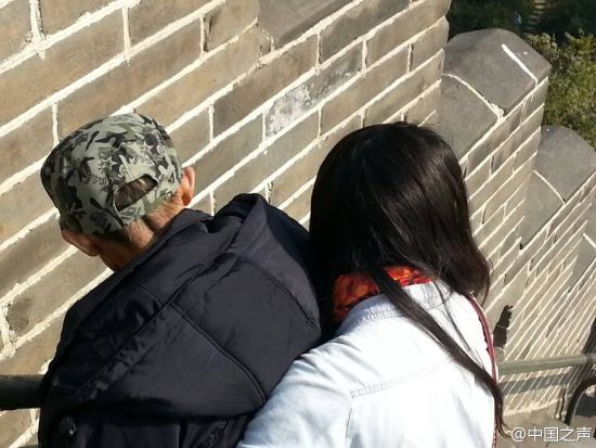湖北女子辞职陪患癌症父亲游北京