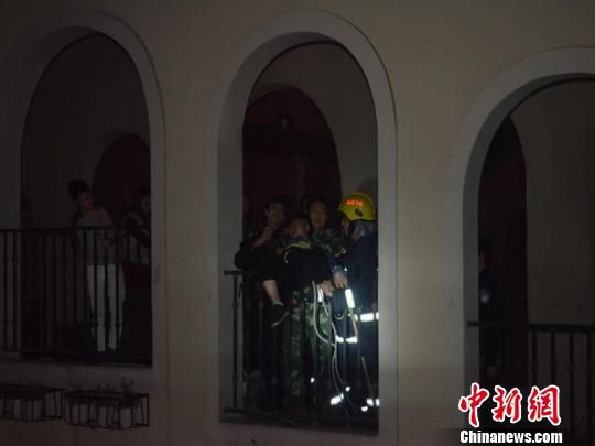 重庆大学生和恋人吵架跳楼轻生 被消防官兵救下