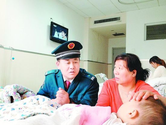 男婴发病母亲拦公交车直奔医院 乘客无一反对