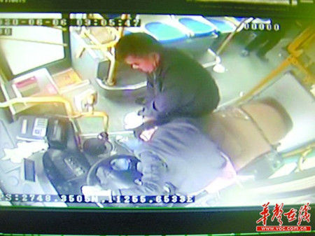 七旬老人将公交女司机摁倒暴打 称因被骂老畜生