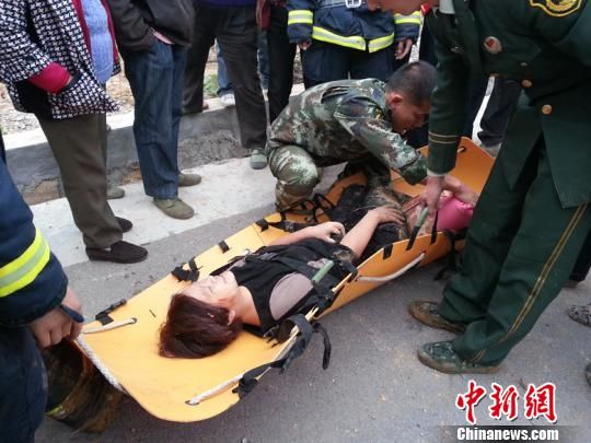 母女遇车祸被救 女儿大喊先救我妈