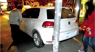 醉酒男子深夜驾豪车"玩漂移" 连撞4车致3人伤