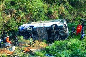 同学聚会坐大巴翻下山谷 多人受伤所幸无人死亡