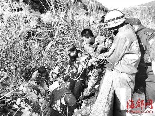 1家3口坠谷12岁儿子爬出求救 母亲身亡父子受伤