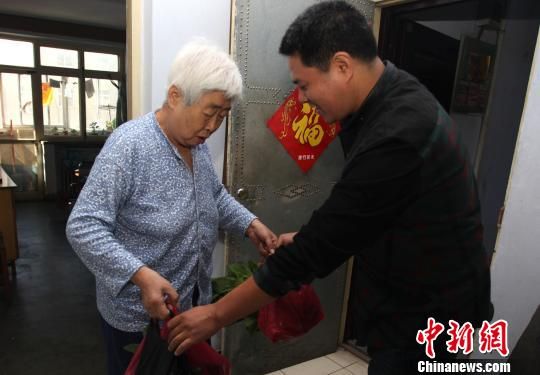 男子替自杀好友照顾父母13年
