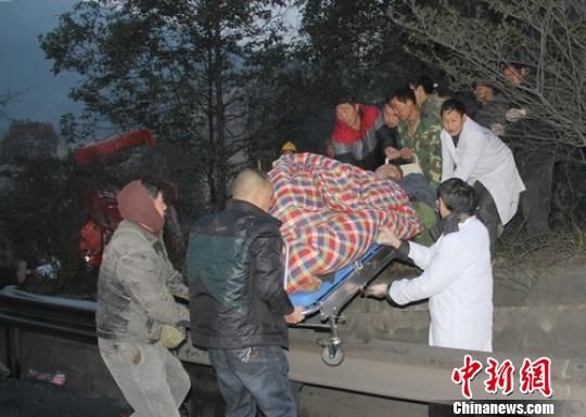 京昆高速四川广元境内一油罐车起火爆炸致3死1伤