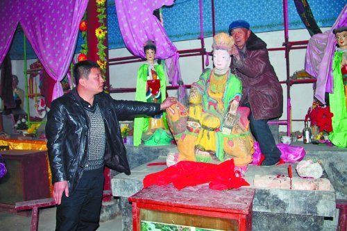 盗贼入庙行窃偷佛像拔下佛头后突然毙命