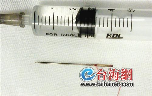 老太在孙子帽上插针称辟邪针刺男婴脑内险致命