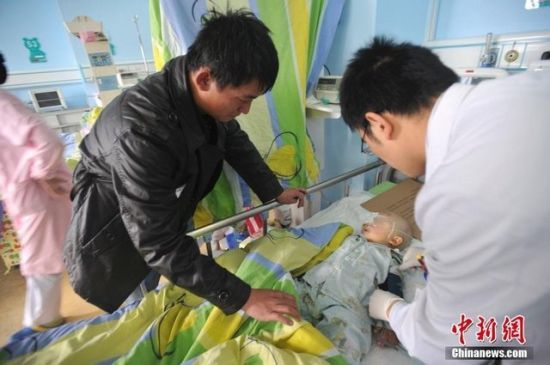 重庆被摔男婴父亲微博发消息：孩子已能进食