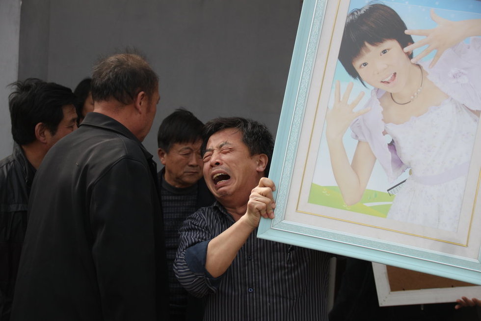 司机酒驾撞倒17岁少女后拖行700米致少女死亡
