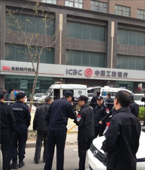 河北邯郸一押钞员枪杀运钞车司机后自杀