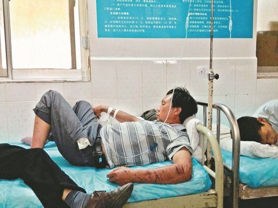 老人入土后送葬车摔下悬崖 儿子儿媳孙媳死亡