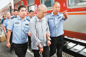 男子发现妻子与多人看黄片 将其刺死逃亡19年