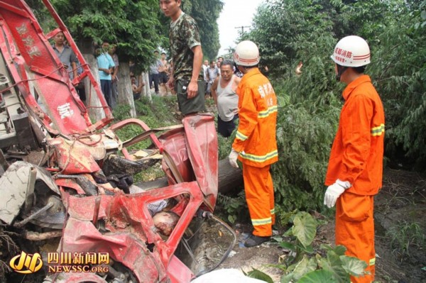 成都一运渣车不走“平常路”撞翻货三轮 致驾驶员身亡