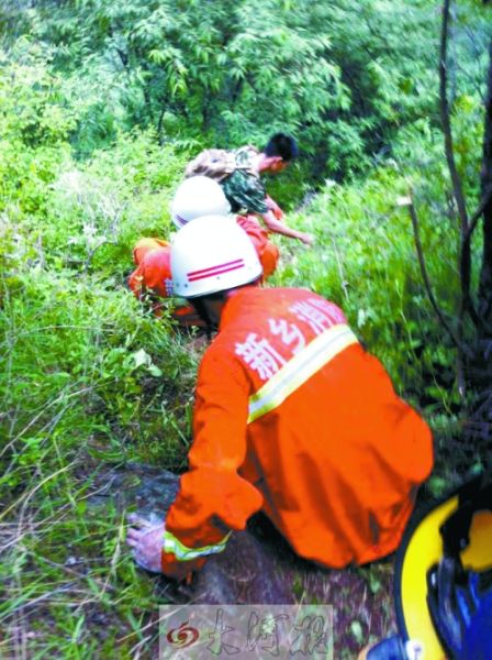 自驾游轿车冲下300米深崖4人遇难