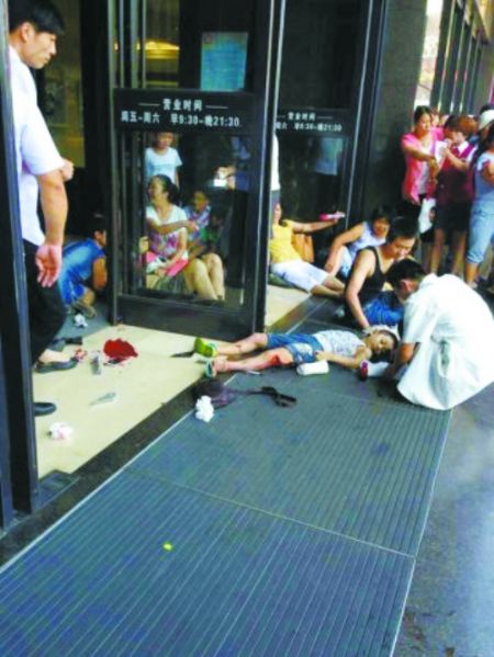 无照女嫌丈夫车技差自己开 油门当刹车1死11伤
