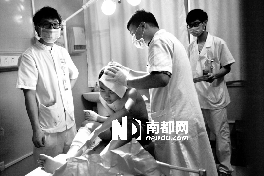 广州：公交站玻璃炸裂割伤母子2人