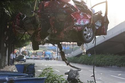 广州:奔驰连撞两出租车1单车 致3死多伤