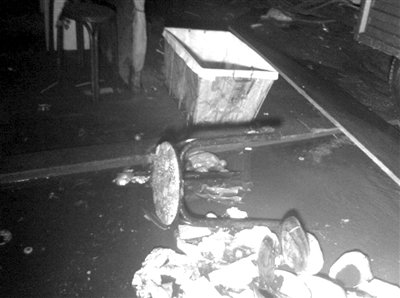两食客雨夜路边吃麻辣烫 遭电击致1死1伤
