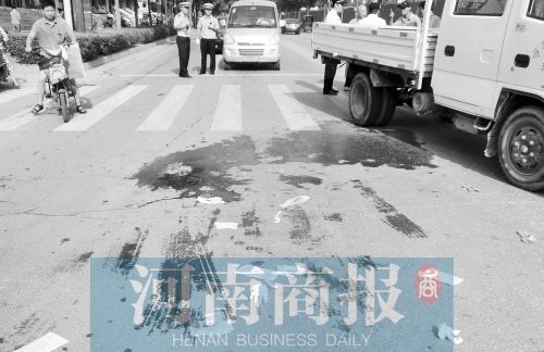 老人车祸瞬间迎向货车 把老伴紧紧护在身后