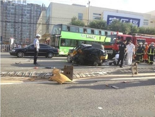 北京广渠路三车相撞 出租车“腰斩”司机死亡