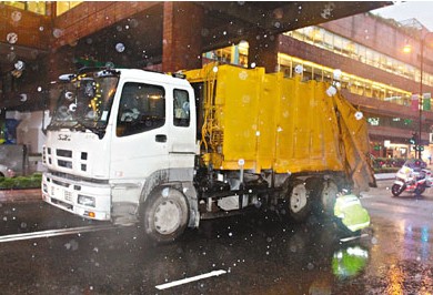 [香港]中年妇人过马路被垃圾车卷车底辗毙