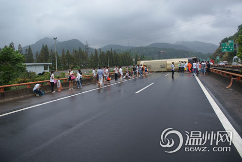 金丽温高速一满载60人大客车侧翻 20余人受伤