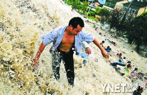 钱塘江大潮掀翻百余观潮游客 34人受伤