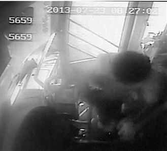 公交车司机被撞离驾驶位后扑回将车停稳