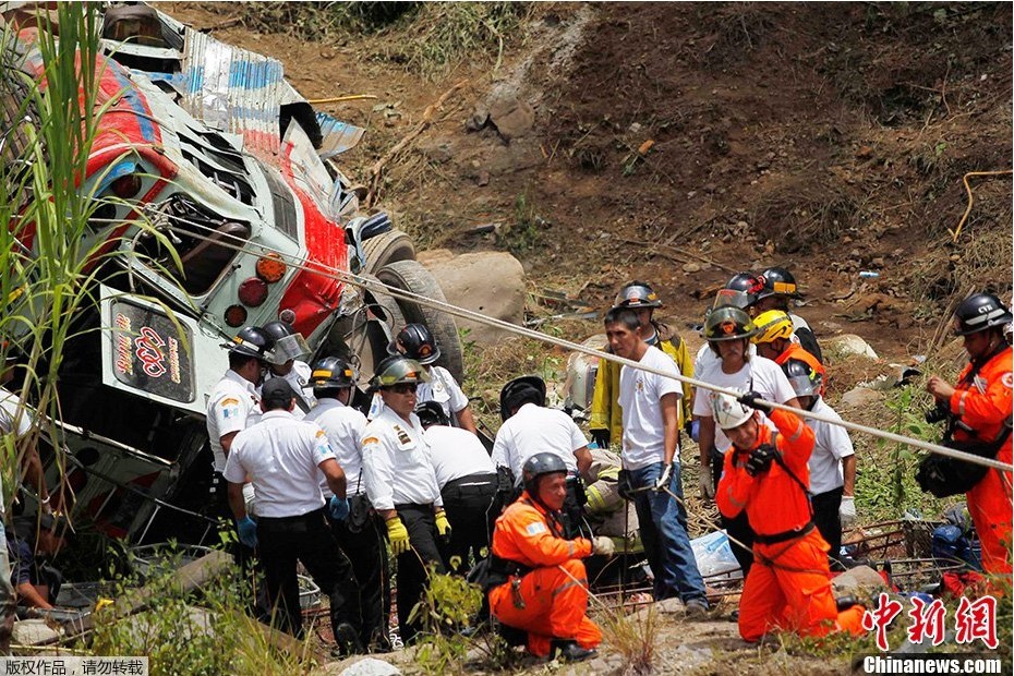 危地马拉一长途客车坠崖 造成至少43人死亡