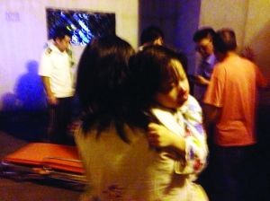 丈夫借酒劲刀砍房门泄愤 妻子抱女儿从3楼跳下
