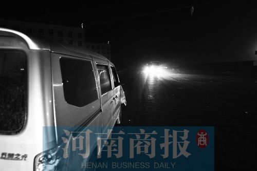 司机被对面车远光灯闪盲撞死农民工