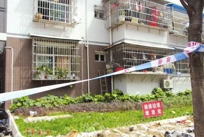 婆婆回家发现命案：儿媳被封口孙女头被泡水桶
