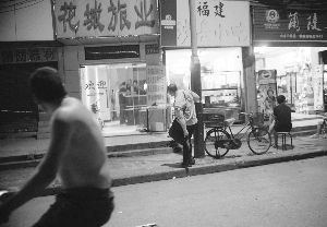 半百男携女子开房身亡