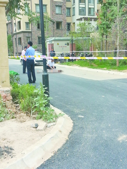 郑州女保洁员6楼擦玻璃坠楼身亡 身上未绑安全带