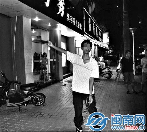 男子当街捅女友30多刀 称被骗2万多元讨不回