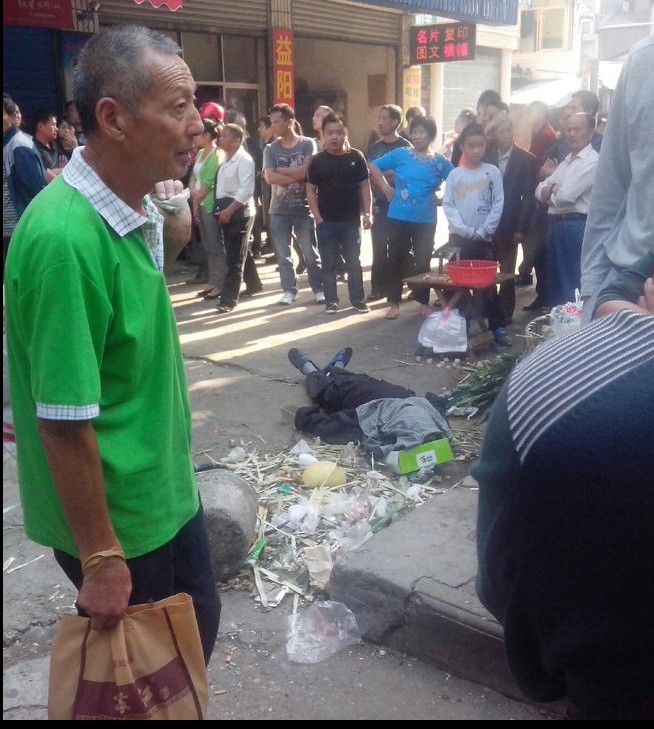 湖南益阳：卖甘蔗老人与执法人员争执后倒地死亡