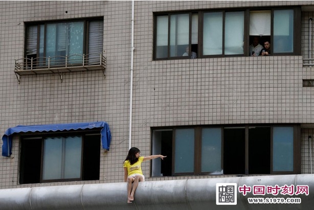 女子隆胸失败跳楼 哭诉"还我胸"索赔130万