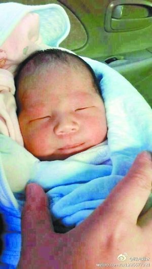 出生4天男婴被父母遗弃在便民市场