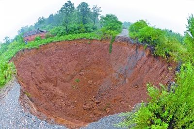 湖北荆门现33次地表塌陷 村民不敢下地劳作