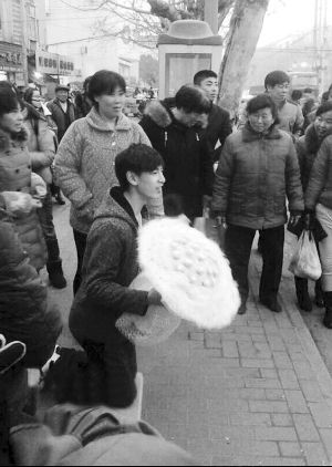 中学生为求女友原谅校门前手捧花束跪搓衣板