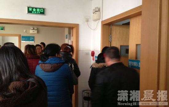 女大学生疑为捡手机从6楼坠下