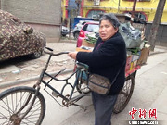 郑州视障老人街头卖鞋垫为肾衰竭儿子续命