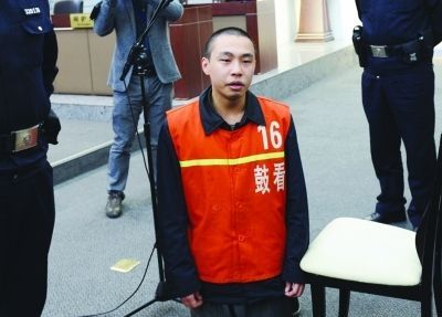 公交司机斑马线上撞死母女庭审中下跪道歉